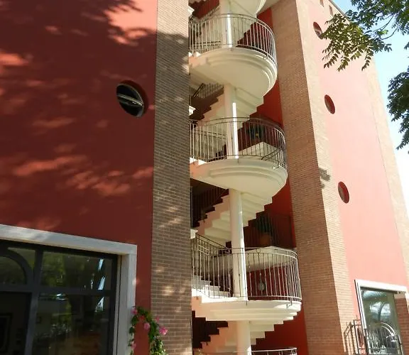 Xenia Apartahotel 4*